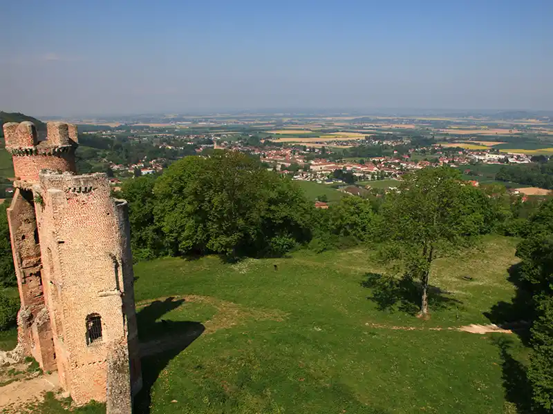 vue aérienne château sur les Terres de Berlioz en Isère